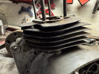 Jawa Čz 175/356 - párové kartery, válec, klika - 2