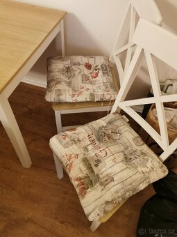 Jídelní stůl se čtyřmi židlemi a podsedáky - 2