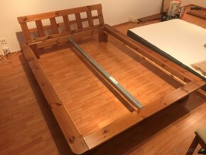 Dřevěná postel 140x200cm včetně matrace, roštů - 2