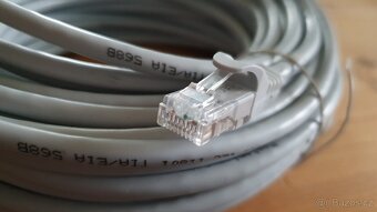 Kvalitní síťový kabel, propojovací, 2× RJ-45 (CAT6) - 2