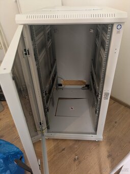 Stojanový 19″ rozvaděč – 24 U - 2