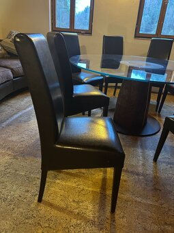 Skleněný jídelní stůl s koženými židlemi - 2