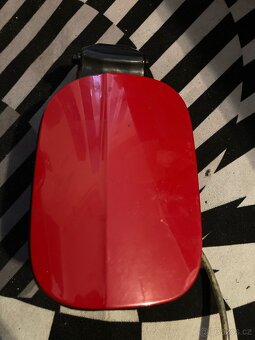 Víčko nádrže škoda Octavia 3 bílá ,červéná - 2
