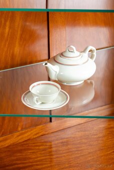 KUBISTICKÁ VITRÍNA ROHOVÁ - 2