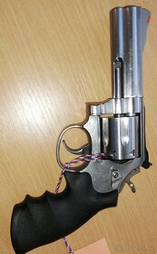 Revolver  zn. Smith&Wesson - 2