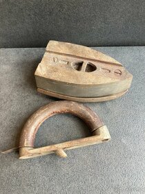 Starožitná žehlička s dřevěnou rukojetí a podstavcem (527) - 2