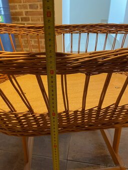 Proutěná postýlka s kolečky - 2