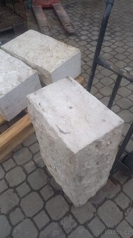 kamenný podstavec - 2