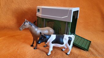 BRUDER Přepravník (zelený) + kůň a kráva (Měřítko 1:16) - 2