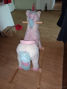 Hracky pro deti v dobrem stavu 🦄 jednorozec kun houpaci - 2