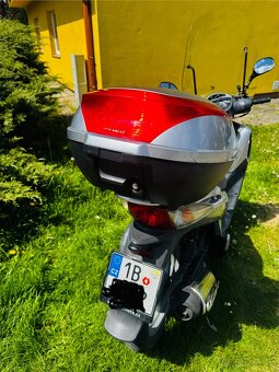 Skútr Honda SH150 včetně kufru a helmy - 2