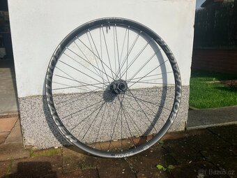 Bontrager Kovee Elite23 Boost 110/148, ořech Shimano, carbon - 2