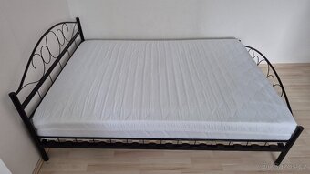 Kovová postel 140x200 včetně roštů a matrace - 2