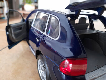 Model auta Porsche Cayenne S - 2