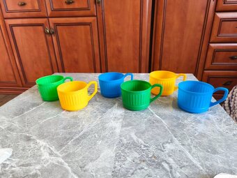 Retro plastové - na skleničky. - 2