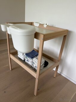 Přebalovací pult + úložné koše - 2