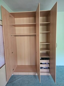 Velká prostorná skříň-vysoká 225 cm - 2