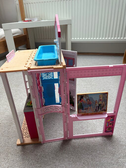 Domeček pro panenky + 4 panenky - 2