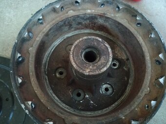 Jawa 125 175 356 kyvacka střed kola - 2
