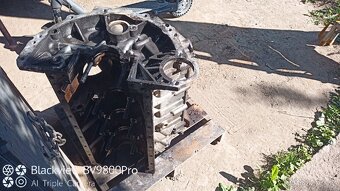 Stolek V8 - 2