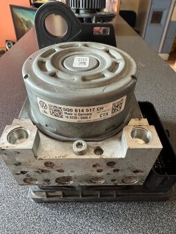 5Q0 614 517 CH - ABS kostka superb 3 - 2