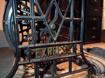 Šicí stroj Bobbin se starožitnou výbavou - 2