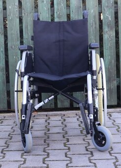 023-Mechanický invalidní vozík Meyra. - 2
