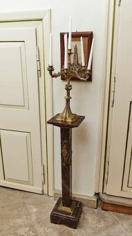 Párové podstavce z červeného mramoru s mosaznými aplikacemi - 2