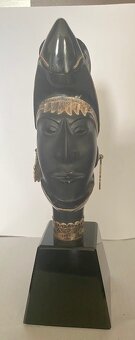 Soška z obsidiánu - 2