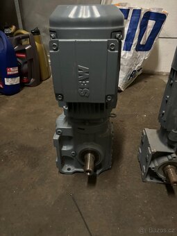 2x elektromotory s převodovkou S.E.W. - 2