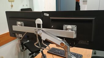 Držák monitoru. - 2