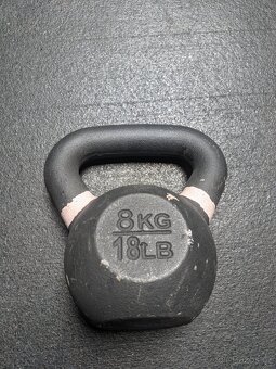 REZERV. Litinový kettlebell IRONLIFE 8kg - 2