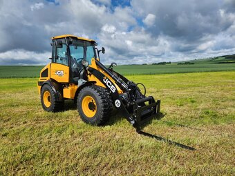 KLOUBOVÝ NAKLADAČ JCB 409 - 2