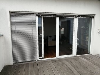 dvojkřídlové dřevěné dveře včetně venkovních žaluzií - 2