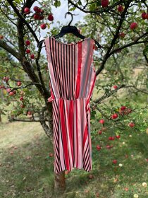 Barevné pruhované šaty Hailys - 2