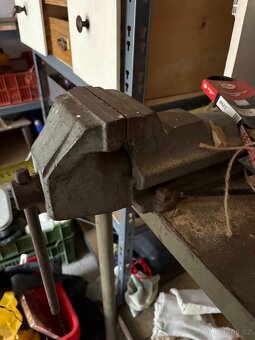 Dílenský pracovní stůl se svěrákem - 2