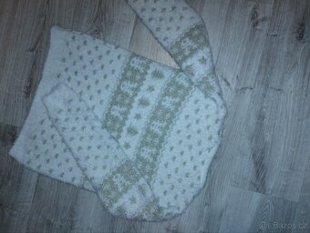 Dívčí zimní svetřík – bílý se zlatým vzorem - 2