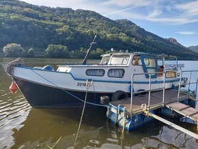KAJUTOVÁ MOTOROVÁ LOĎ CRUISER VČETNĚ KOTVIŠTĚ V SEBUZÍNĚ. - 2