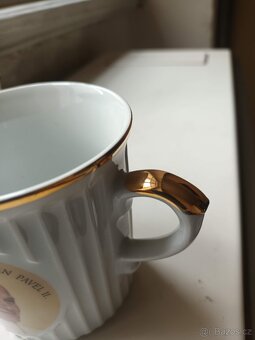 Porcelánové památeční hrnky papež a kardinál - 2