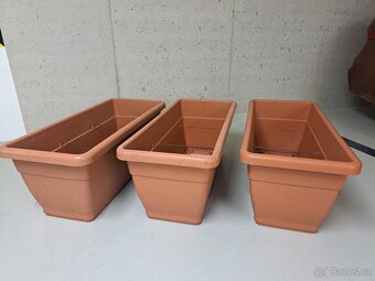 3 ks starší velké plastové truhlíky 100x44x40 cm - levně - 2