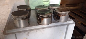 Písty ojnice BMW m50b25 bezvanos 141kw - 2