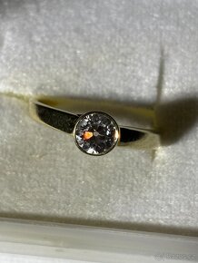 Zlatý prsten s přírodním diamantem. - 2