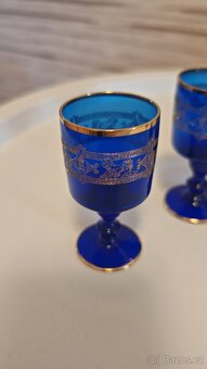Prodám 5 ks broušených skleniček z modrého kobaltového skla - 2