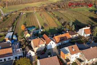 Rodinný dům s prostornou garáží, dílnou, vinným sklepem a vý - 2