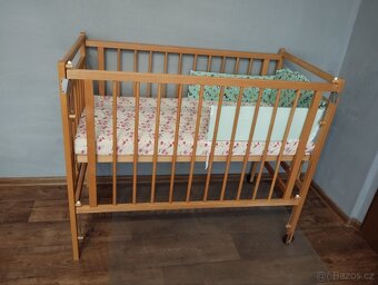 Dřevěná dětská postýlka - 2