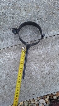 kolena okapů + spony do zdi - 2