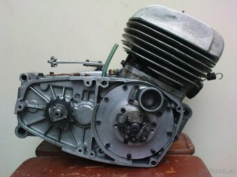 starý závodní motor jawa čz kývačka pérák 476 soutěžní scott - 2