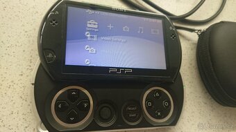 Sony PSP GO - 2
