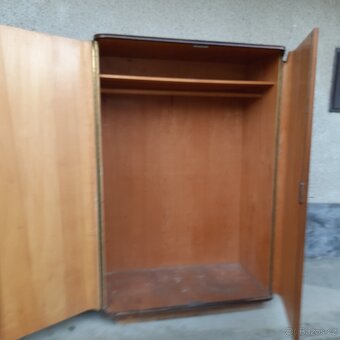 Daruji za odvoz 1ks leštěnou šatní skříň - 2