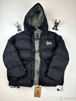 Černá péřová bunda Stüssy s kapucí.velikost M - 2